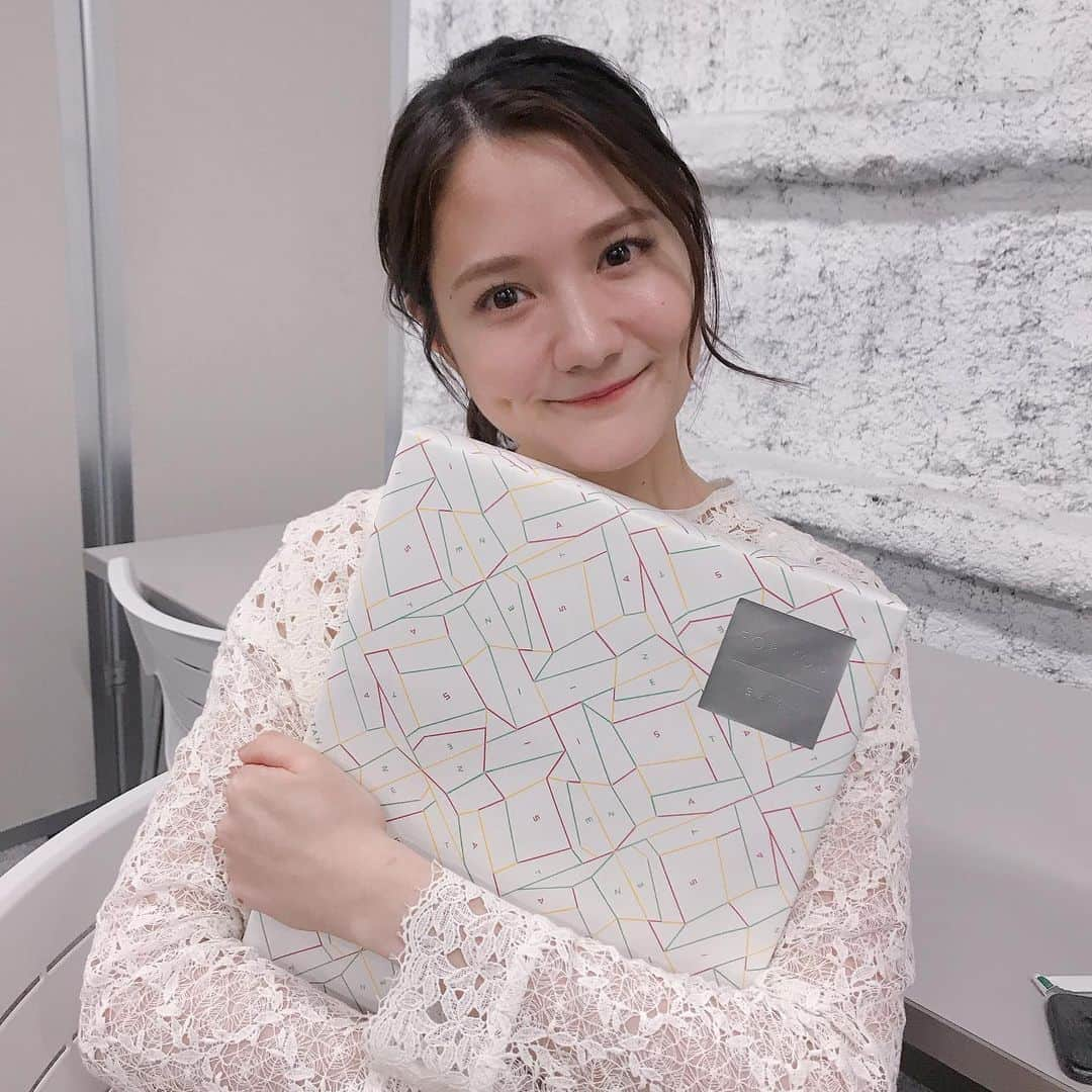 トリンドル瑠奈のインスタグラム：「お誕生日プレゼントいただいて舞い上がる🥳🎁❣️」