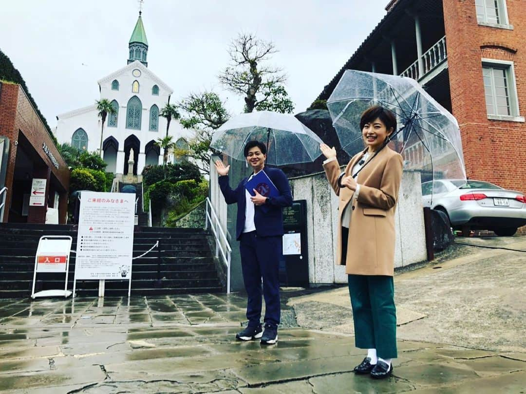 林マオのインスタグラム：「長崎は雨が似合いますね☔️  石畳みが雨に濡れて 良い雰囲気✨  旅ロケは初の大野アナの 案内で 長崎市と佐世保市をまわりました  途中から 長崎国際テレビの くわはたアナも来て下さって、 ご当地グルメを 紹介してくれましたよ♪♪  放送は 今週金曜日 3時50分〜 a-yanでー！！！  #長崎 #a-yan #佐世保市 #グルメ #観光」