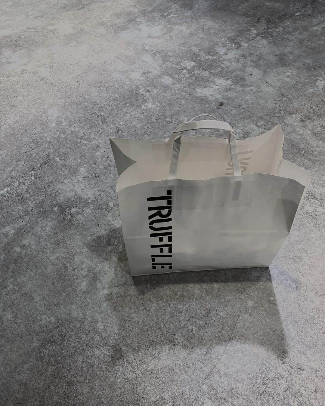 のインスタグラム：「この前見つけた美味しすぎるトリュフ塩パン🥺🥐」