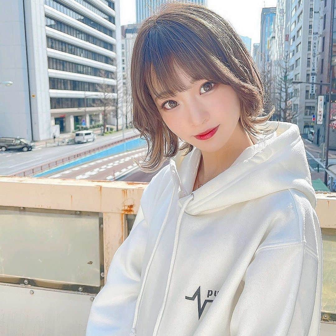 青木百花のインスタグラム：「パーカー女子🌻 ・ ・ たまにはこんな感じの格好もボーイッシュでお気に入り✌️ ・ ・ @pulse.official_0212 のパーカーだよ😆💓 ・ ・ #いいね返し#サロンモデル#サロモ#撮影依頼募集中#ビジョビ#インフルエンサー#被写体#作品撮り#f4f#l4l#instagood#likeforlikes#followforfollowback#followme#follow4followback#ミスコン#ショート#ボブ#ミディアム#ハイトーン#ヘアアレンジ#ヘアカタ#ショート女子#ショートスタイル」