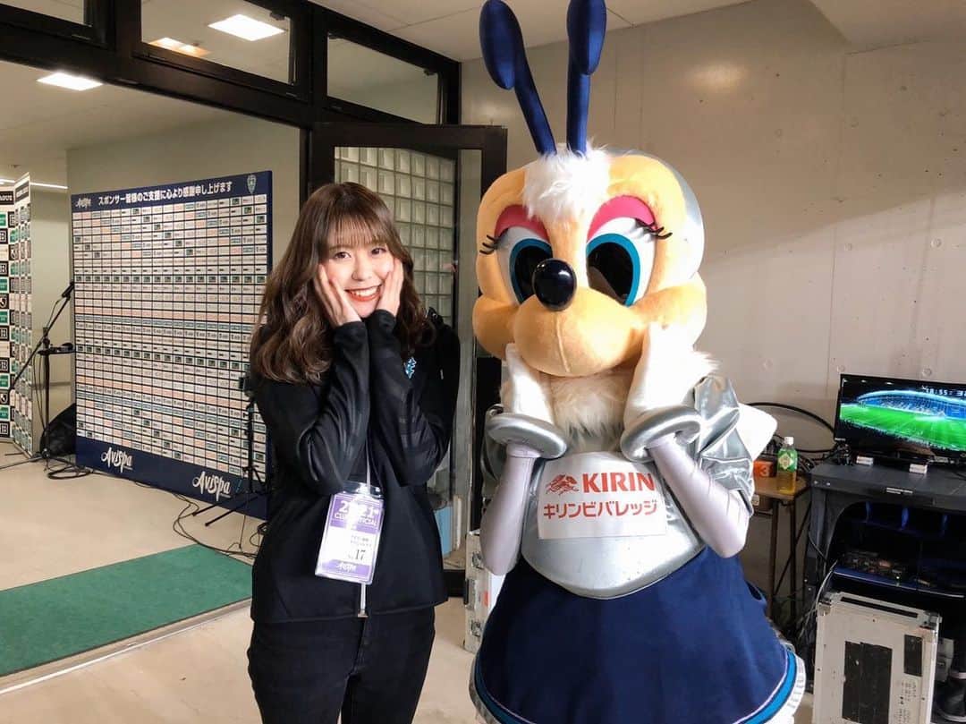 KANAのインスタグラム：「🐝💙  明日3/17は#アビスパ福岡 vs #鹿島アントラーズ ⚽️ 18時KO🏟️#ベススタ   スタグルも充実してますよ😋 #ふくや　の #明太コッコ は 後がけピリ辛旨味明太子スパイス で、ボリューム満点です💯  #アビチアチアリーダーズ の出演はありませんが、 #ベスト電器 抽選会はKANAが引きます🙇🏻‍♀️‼︎  【🎟️3/17（水）鹿島戦「ハーフタイムチケット」発売】  「お仕事等でキックオフには間に合わないけど生で観戦したい⚽️」 「後半からでもスタジアムで選手にパワーを送りたい🔥」 という皆さんへお得に観戦できるチケットが用意されています！  詳しくは ▶️ avispa.co.jp/news/post-38487   明日もアビスパ福岡に熱いエールをお願いします✨ Vamos AVISPA ‼︎‼︎  #アビスパ福岡 #行こうその先へ  #アビスパチアリーダーズ #avispa  #アビスパチアリーダーズ #RFCチア　 #cheerleader  #チアリーダー #Jリーグ #Jleague #J1 #サッカー #soccer #team #fight #smile  #アビチア #yell #message #感謝 #thankyou  #男子チア　 #チアリーディング」