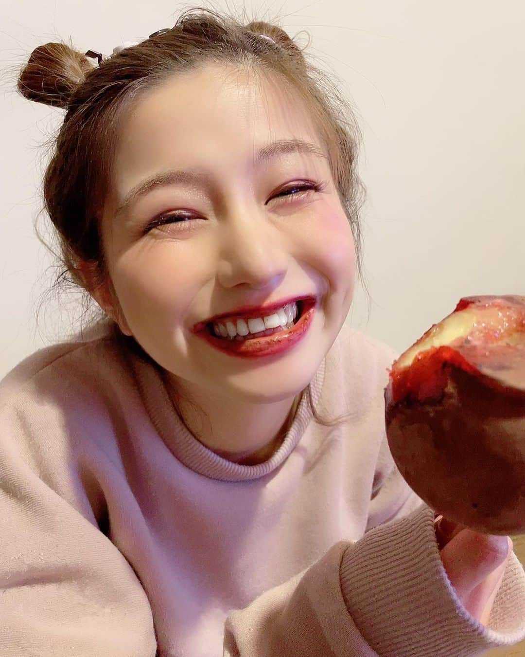 谷川愛梨のインスタグラム：「あいりんごあめぺろ😋🍎」