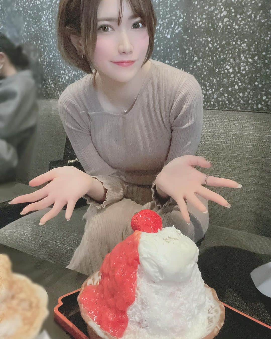 のインスタグラム：「かき氷巡り第2弾🍧 . . この時期だけどお店結構混んでた😳 . マスカルポーネのクリームといちごがすごいマッチしててめちゃめちゃ美味しかった🤣💓  ほんとにまた食べたい♪ . . . #いちごスイーツ #いちごのかき氷 #otonaくろぎ #かき氷 #いちごの季節 #かき氷巡り #スイーツ #御徒町グルメ #御徒町カフェ」