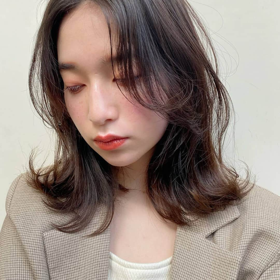 HAIRさんのインスタグラム写真 - (HAIRInstagram)「「カットの長さに悩んでいる人は、まずは鎖骨ミディアムに💛😉」 HAIR掲載スタイリスト：佐藤真希  （ ＠kamimakimaki） . -----------------------------------------------------------  Follow me👉🏽 @hair.cm  HAIR webサイトは「HAIR（ヘアー）」で検索！✨  -----------------------------------------------------------  HAIRは、お客様の『なりたいを叶えるスタイリスト』が集まるサイトです。  日々スタイリストの方々の素敵なヘアスタイルを掲載しています。  投稿スナップ数約40万の中から、気に入ったスタイルを見つけませんか？  HAIRを通じてサロンに予約もできますよ！💕  ----------------------------------------------------------- . . #前髪 #ミディアムレイヤー #鎖骨ミディアム #大人ミディアム #ヘアスタイル #髮型 #髮型屋 #髮型設計 #发型 #短髮 #日系髮型 #女生髮型 #女生短髮 #염색 #헤어 #단발 #bob #복구펌 #짧은머리 #숏컷」3月16日 20時30分 - hair.cm