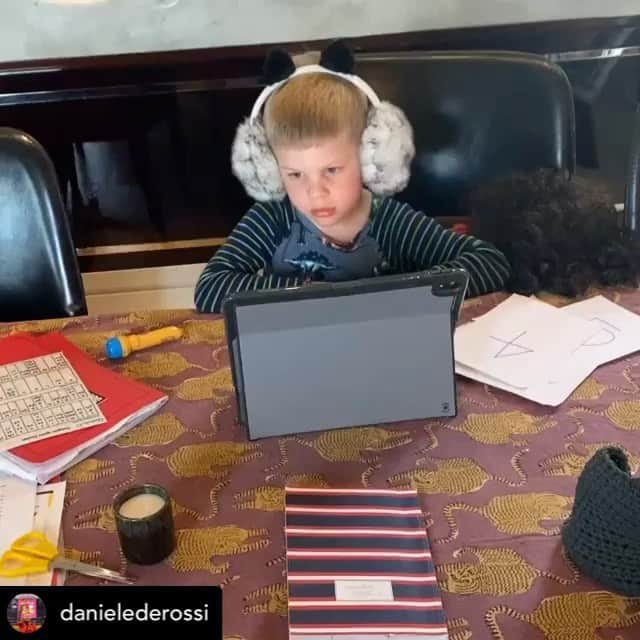 のインスタグラム：「Posted @withregram • @danielederossi Quando hai 3 lezioni in Dad e un corso per aspiranti allenatori in contemporanea capita che finiscano le cuffie. Menomale che lui ha risolto così. Tornerà il sereno...e ci troverà con le orecchie caldissime!」