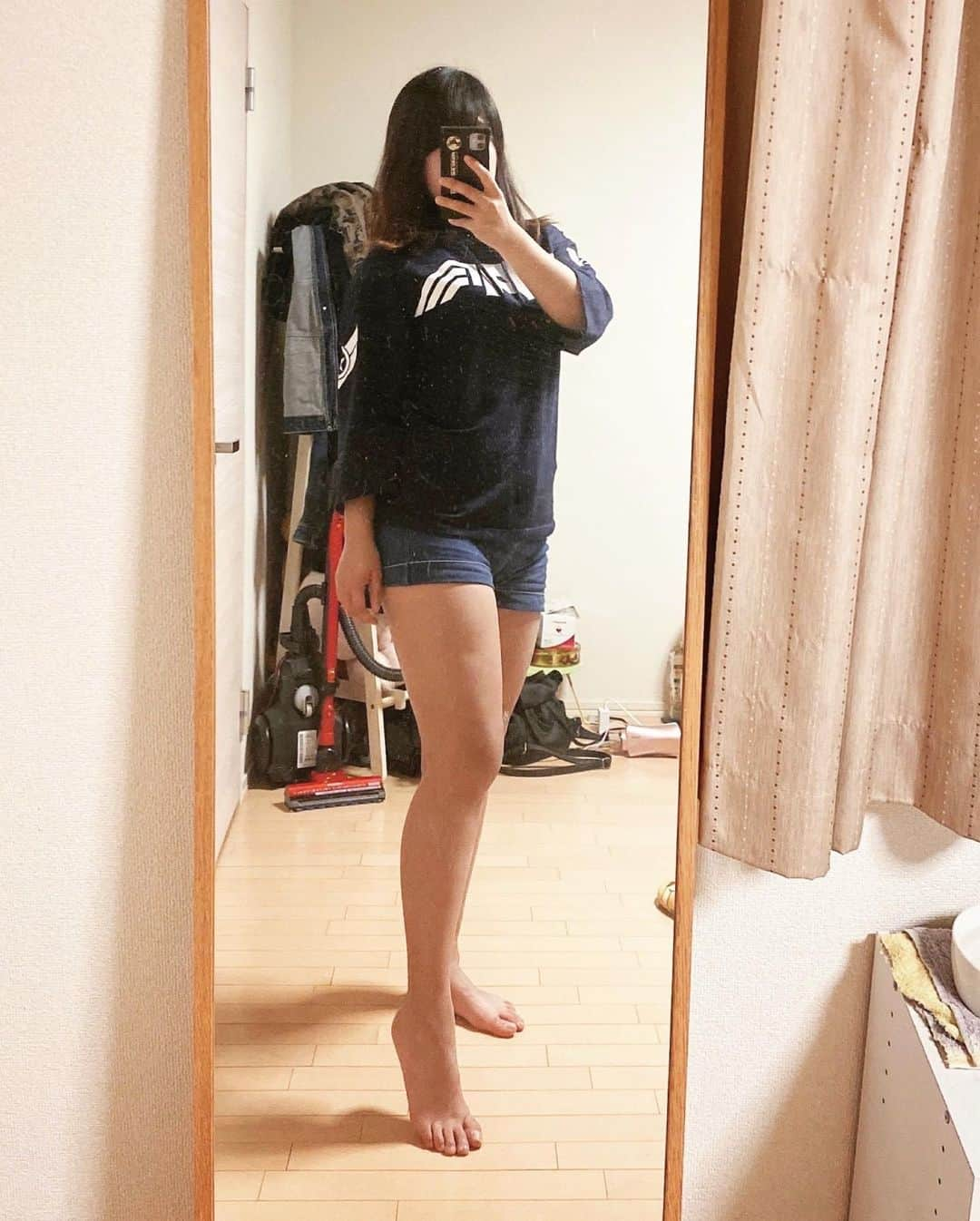 SIRIUSさんのインスタグラム写真 - (SIRIUSInstagram)「左vs右 我只是突然想拍w  #ootd #dailylook #roomwear #bedroom #look #cute #kawaii #fitness #fitnessgirl #asiangirls #girl #girlfriend #legs #instagood #instagram #instalike #instadaily #instamood #goodmood  #部屋着 #女子部屋 #パーカー #スタイル #美脚」3月16日 20時25分 - sirius_4102