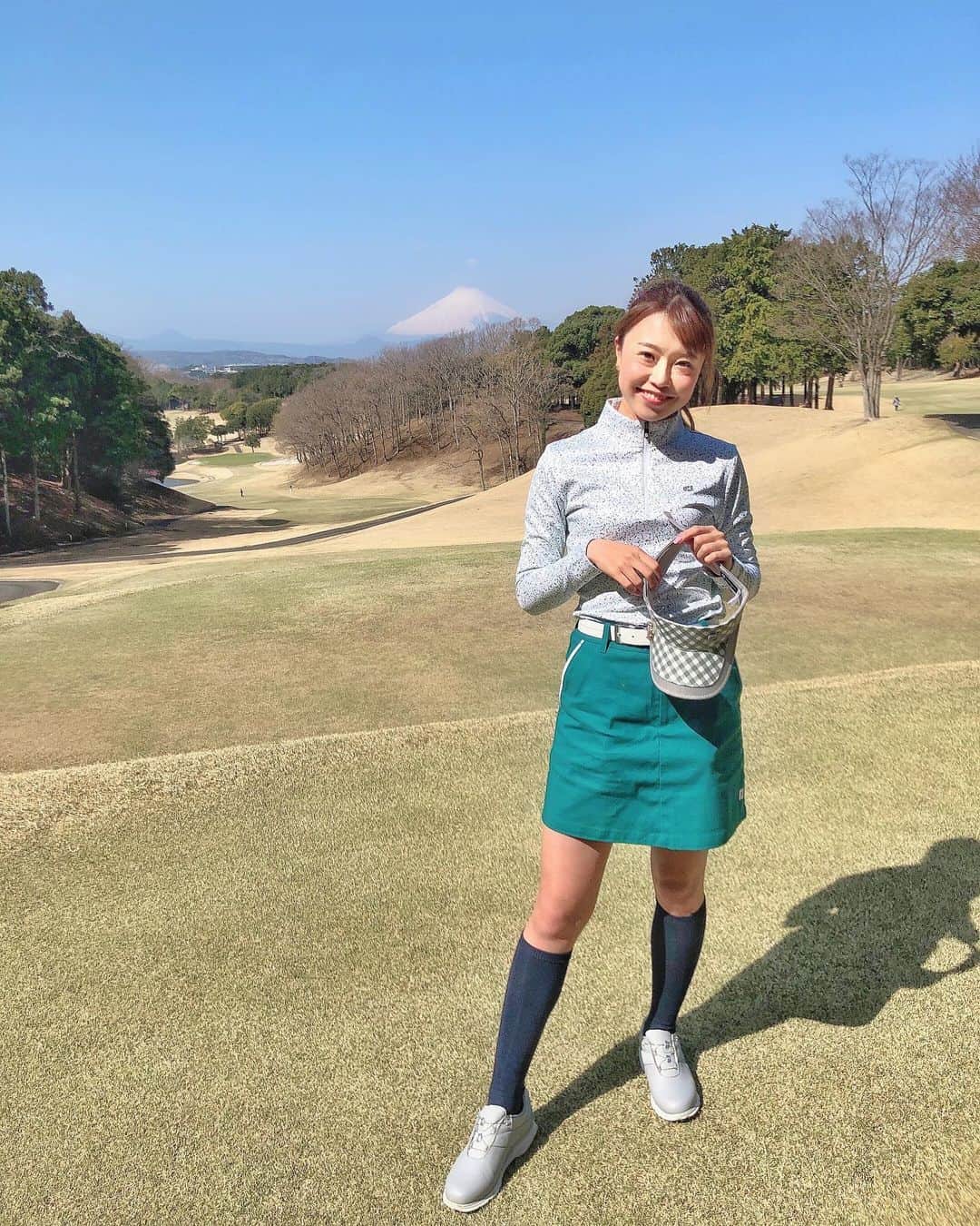 萩原菜乃花のインスタグラム：「レイクウッド⛳️ 前回雨と風でハーフ終了だったからリベンジ！！  東アウトコースは富士山がきれいに見えたよ〜🗻🌸  今日のコーデは 全身 @footjoy.japan ♡  #レイクウッドゴルフクラブ#ラウンド#富士山#ゴルフ#ゴルフ女子#ゴルフ男子#ゴルフコーデ#ゴルフウェア#スポーツ#スポーツ女子#生足#デビュー#golf#golfgirl#instagolf#golffashion#golfswing#golfstagram#골프#高尔夫」