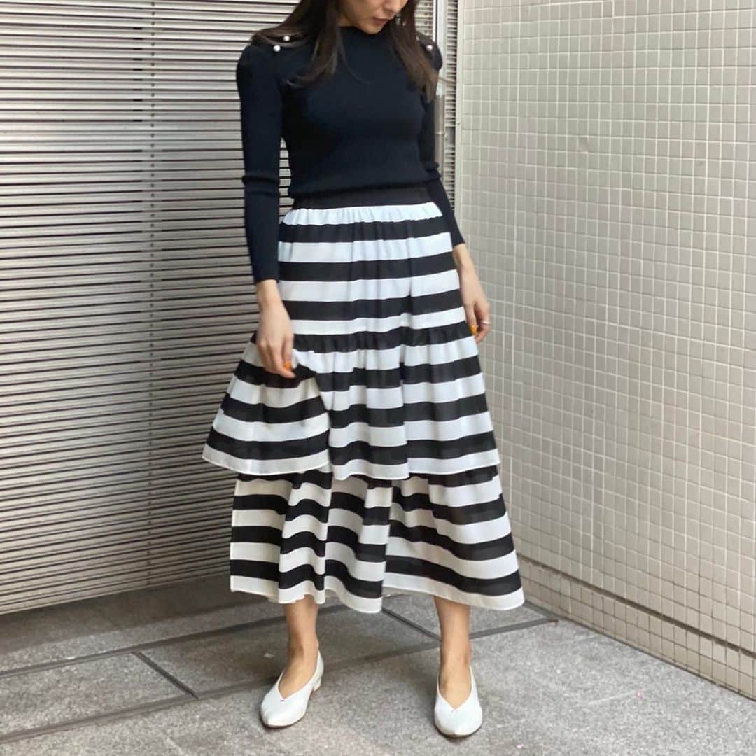 BORDERS at BALCONYのインスタグラム：「今日も日中あたたかく、上着がいらないくらいでしたね。⁠⁠ だんだんと軽やかな素材のお洋服が着たくなってきますね🌸⁠⁠ ⁠⁠ ビッグなボーダーがインパクトのあるスカートは、⁠⁠ ふんわりと軽やかで透け感のある素材と、サイドに深く入ったスリットがやわらかい印象です。⁠⁠ ⁠⁠ 動くたびに風に揺れるスカートを見ると気持ちが上がります⁠⁠ ♡♡⁠⁠ ⁠⁠   BORDER SKIRT / 43,000yen +tax⁠⁠ . . . It was really nice weather today!! It’s time to dress up with spring items🌸  We will show you this huge border pattern skirt today!  It’s light and soft material!  Plus side slit gives you even softer feeling✨  Really good for this season!  You will be happier when you see this cute skirt swaying in the wind❤️ ⁠⁠. .⁠⁠ ⁠⁠. #bordersatbalcony #ボーダーズアットバルコニー #ボーダーズ #BORDERS #柴田陽子 #yokoshibata⁠⁠ #新商品発売 #productlaunch #comingsoon#newproductalert #新商品」