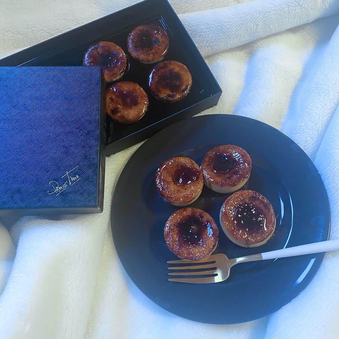 のインスタグラム：「@louange_tokyo さんからホワイトデーにこのパリトロフォンダンフロマージュを頂きました💖 めちゃくちゃ美味しかった🥲 自分へのご褒美にもぜひ…！ ここのケーキもすごく可愛いのでプレゼントにもぜひ…！笑 . . #louangetokyo」