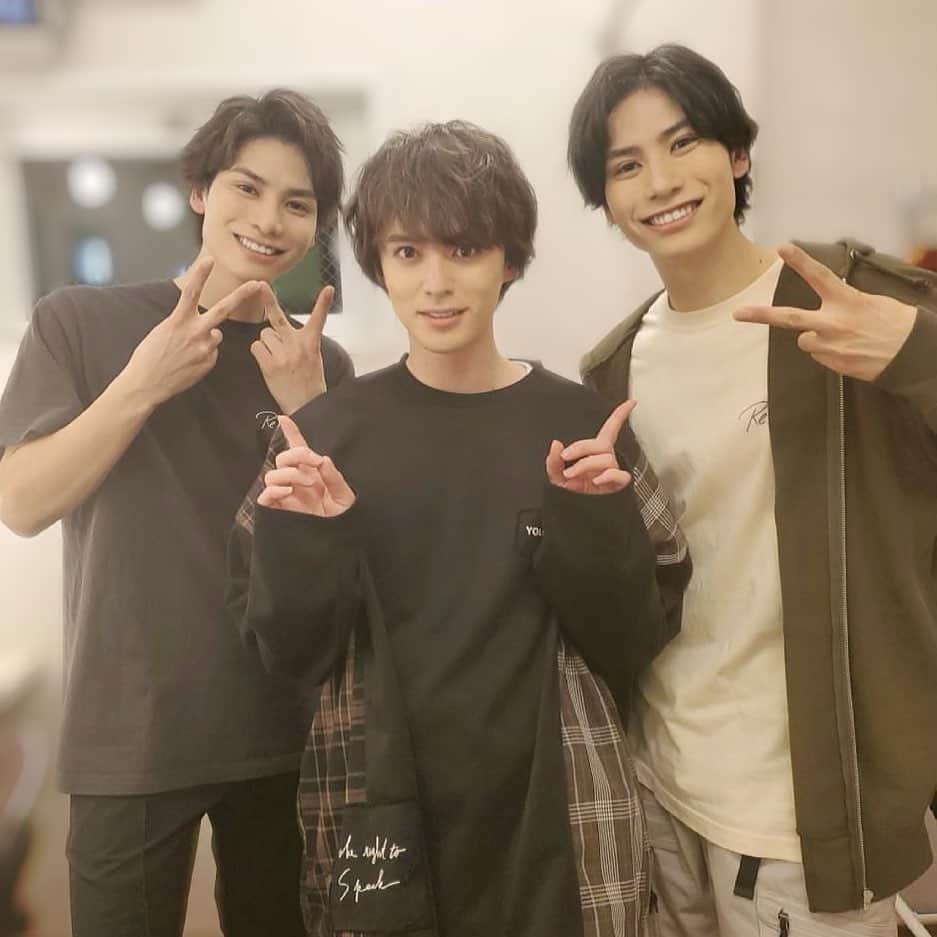 横田龍儀のインスタグラム：「ソンストに お邪魔してきましたよ！  ゆうくんとかなめくんと 久しぶりに話せて楽しかったですーーー！！！  また行けるようになったらご飯行く約束もしました🤤 楽しみ❤️  #ソンスト #二葉勇　くん #二葉要　くん #横田龍儀　くん」