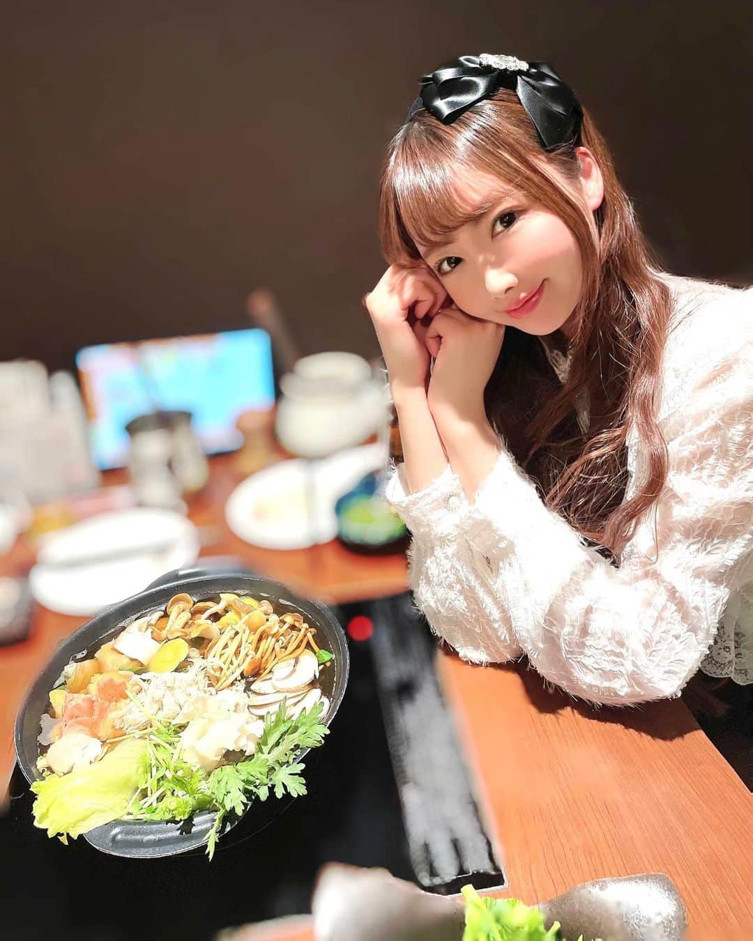 坂地久美さんのインスタグラム写真 - (坂地久美Instagram)「日本初上陸の  ✨きのこ専門店 何鲜菇(ホーシェング)✨さんの、  盛りだくさんな🍄きのこ三昧コース🍄を女子友と食べに行きましたぁ🎀  28種類のきのこを使ったスープがすっごく美味しくて、具材もいーっぱいの「きのこ」と、「湯葉やいろんな豆腐類」、「お野菜とヘルシーなお肉」 そしてデザートまできのこを使ったデザートで🍨 全てとっても美味しかったです❣️  美容と健康に良いお食事をお腹いっぱい過ぎるほど食べて幸せすぎました💓  そして、朝起きたらお肌が潤って艶々になってた😳 キノコパワーすごいかも✨  お茶🫖も、美容に良さそうな仙草ゼリーの味に似てるお茶とライチティーが好きな味でした🍀  #ホーシェング #上野グルメ #きのこ鍋 #きのこ専門店 #日本初上陸 #28種類のきのこを使ったスープ」3月16日 20時59分 - sakachikumi