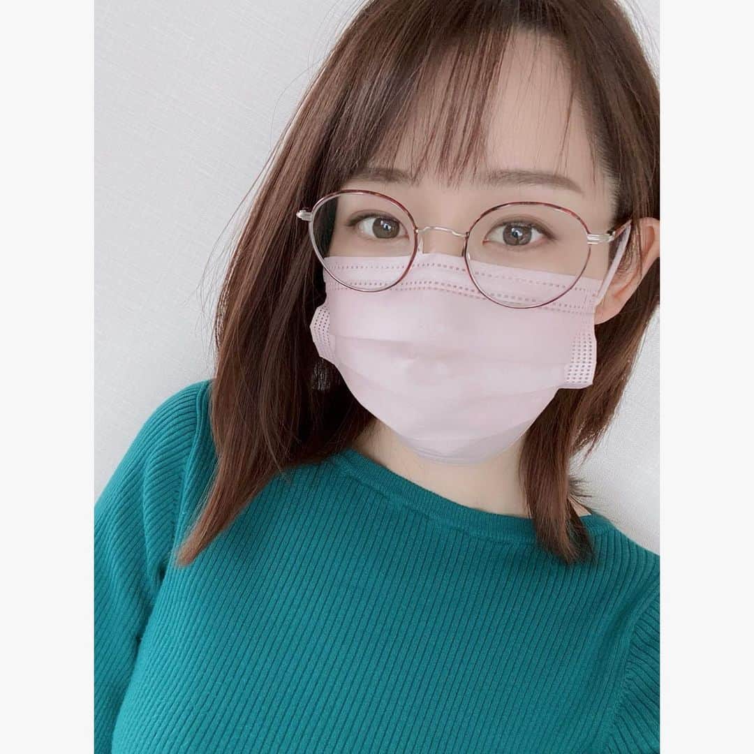 河村綾奈のインスタグラム：「眼鏡生活、はじめました。 いつも仕事中だけはコンタクトレンズをつけています。 でも最近とくに見えづらくなってきたので とうとうお家&通勤用に眼鏡を買いました。 店員の方にあれやこれや相談して、大納得の一本を注文！ デザインの素敵さと使いやすさに手放せなくなりそうです。 でもまだちょっと慣れないかもしれません🥸」