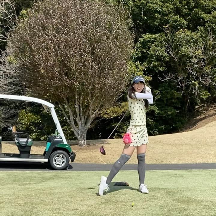 土屋香織のインスタグラム：「🏌️‍♀️𝕊𝕜𝕪𝕨𝕒𝕪 𝔾𝕠𝕝𝕗 ℂ𝕝𝕦𝕓⛳️ 飛行機が大きく見えてすごくここ好き✈︎ カートがハンドル操作しないでよくて 遠隔でも動いてくれるのびっくりした( ˙◊︎˙◞︎)◞︎ そしていつもよりもちゃんと目にスコアカウントしたので笑 大体自分のスコアがわかりました😂 忘れないうちに続けて行きたいなぁ🏌️‍♀️ . 桜が綺麗でいい季節ですね🌸 日焼けして顔と目が赤い😂 極力カートに乗らずに走るようにしたので 結構疲れました。今夜はぐっすり眠れそう😪 . . . #ゴルフ #桜 #さくら#お花見 #お花見ゴルフ #golf #golfstagram #golfswing #golflife #golfgirl #golfwear #golfcourse #ゴルフ女子 #ゴルフ #ゴルフウェア #ゴルフスイング #ゴルフ好きな人と繋がりたい #ゴルフ初心者 #ゴルフ女子コーデ #ゴルフ部 #スカイウェイカントリークラブ #pearlygates #パーリーゲイツ #jackbunny #ジャックバニー #golffashion #junandrope #ジュンアンドロペ」