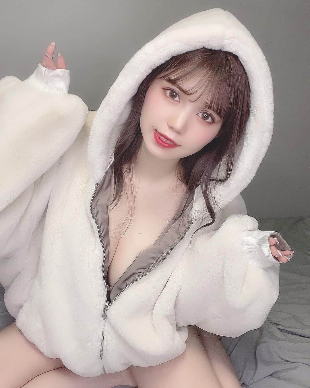横山あみのインスタグラム：「..♡♡ . . ゆきだるまつくーろー❄️☃️❤️ . #もこもこ #もこもこアウター #自撮り #自撮り女子 #グラビア #gravure #あざとい #あざとかわいい #雪だるま #ゆきだるま」