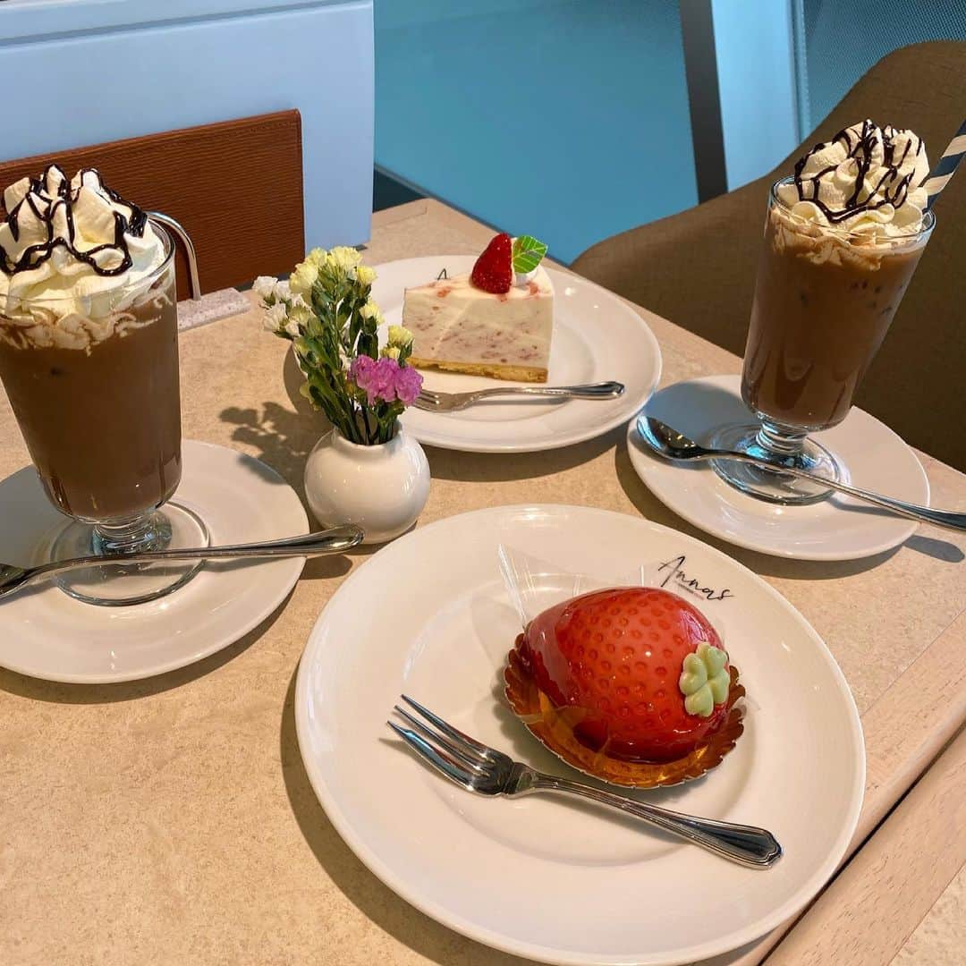 高橋かののインスタグラム：「お洒落なcafe最近行くのハマってる☕️ れあちゃんと同じ投稿許して‼︎」