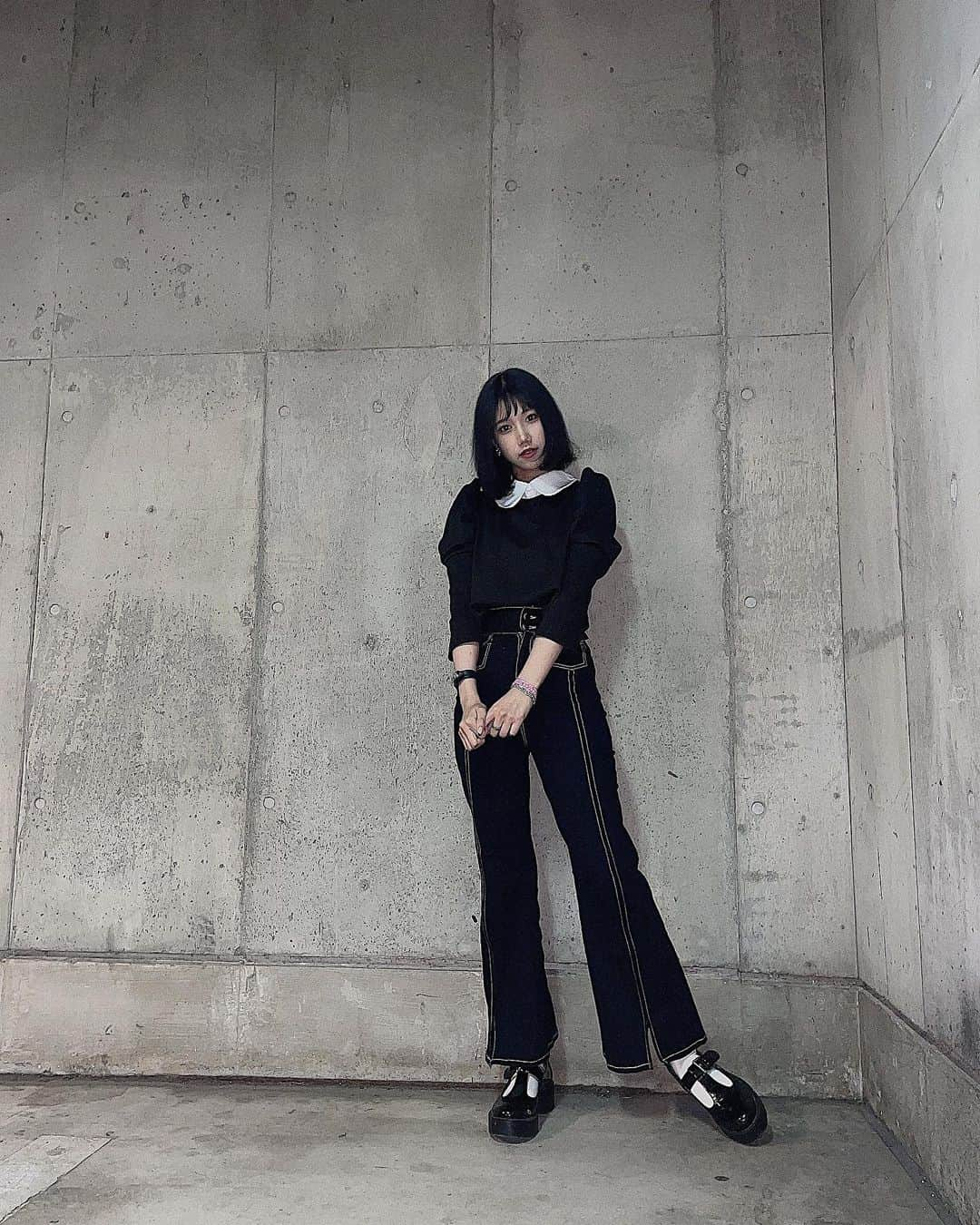 原田まゆのインスタグラム：「. 韓国のインスタの撮り方真似したらおばけみたいになった👻 #ootd#バブルス#bubbles #grl #zara #オールブラック#オールブラックコーデ #モノトーンコーデ」