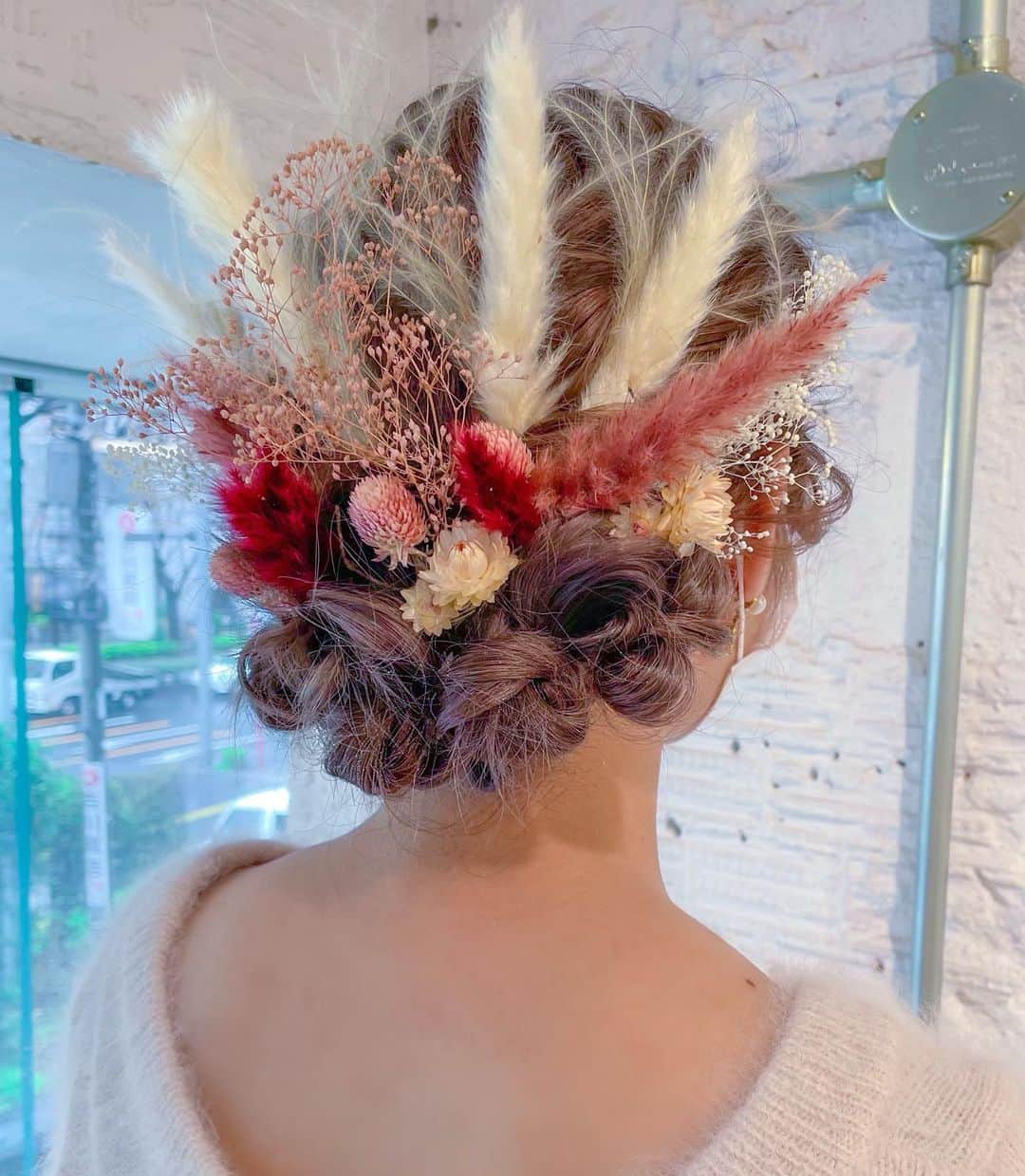 MOMOKOさんのインスタグラム写真 - (MOMOKOInstagram)「卒業式ヘアセット🎓🌸﻿ ﻿ かわいいドライフラワーを﻿ たっくさんお持ち込み頂きました💐🤍﻿ ﻿ お任せしてくださり﻿ ありがとうございました🥺💞﻿ ﻿ みんな持ってきてくれる髪飾りが﻿ すごく可愛くて、毎日楽しいです🙈🌹﻿ ﻿ 今年はドライフラワーを使ったヘアセットが﻿ トレンドですね💐♡﻿ ﻿」3月16日 21時23分 - momoko_girly