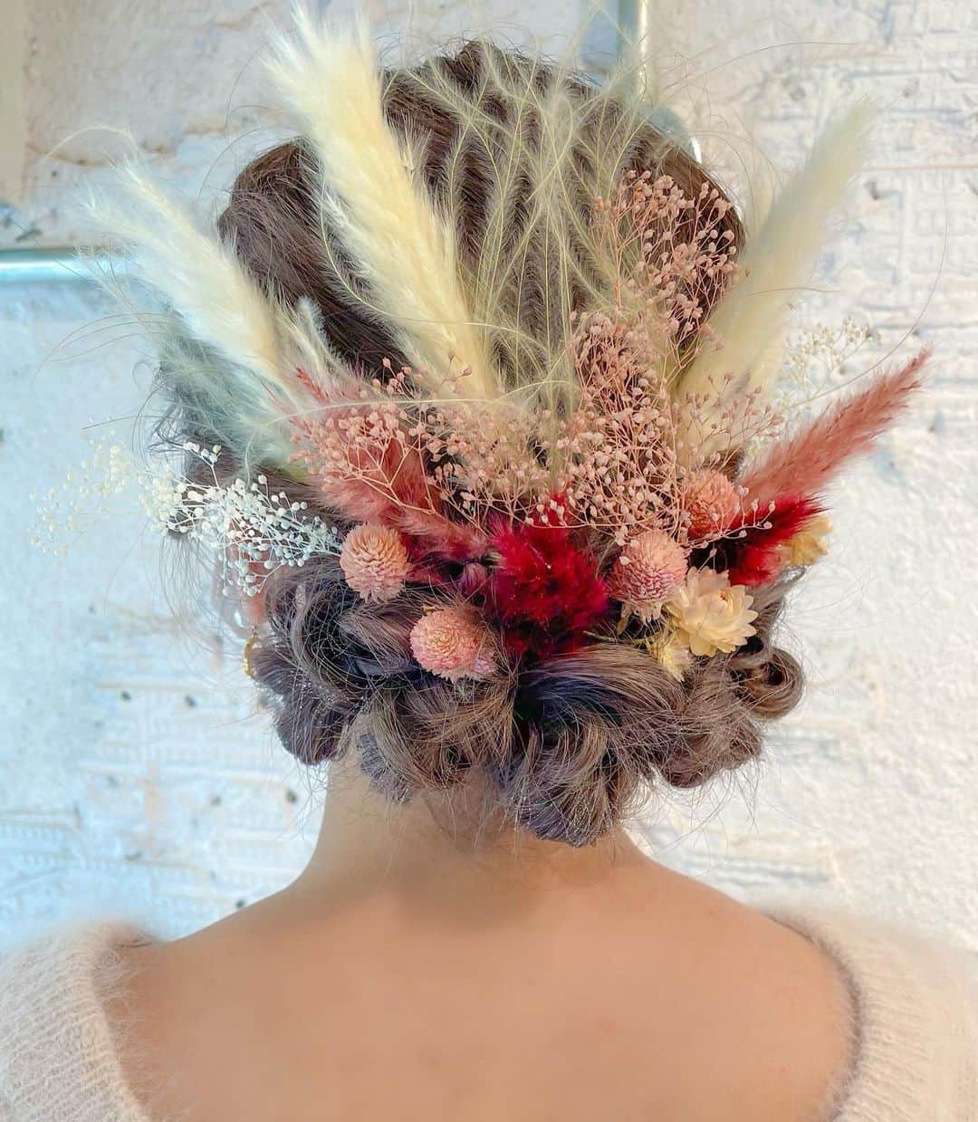 MOMOKOさんのインスタグラム写真 - (MOMOKOInstagram)「卒業式ヘアセット🎓🌸﻿ ﻿ かわいいドライフラワーを﻿ たっくさんお持ち込み頂きました💐🤍﻿ ﻿ お任せしてくださり﻿ ありがとうございました🥺💞﻿ ﻿ みんな持ってきてくれる髪飾りが﻿ すごく可愛くて、毎日楽しいです🙈🌹﻿ ﻿ 今年はドライフラワーを使ったヘアセットが﻿ トレンドですね💐♡﻿ ﻿」3月16日 21時23分 - momoko_girly