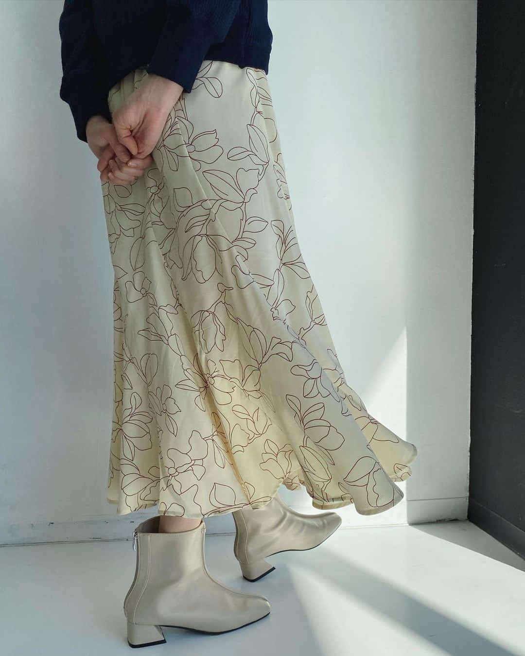 のインスタグラム：「春がそこまで。  多くの再販のリクエストをいただいた "Jacquard Satin Mermaid Skirtが生まれ変わって、新たな春のスカートになりました。  セットアップでワンピースに。 カーデに合わせてレディに、スウェットでカジュアルに。  Popupでも人気だったなぁ。 まだまだ余韻。」