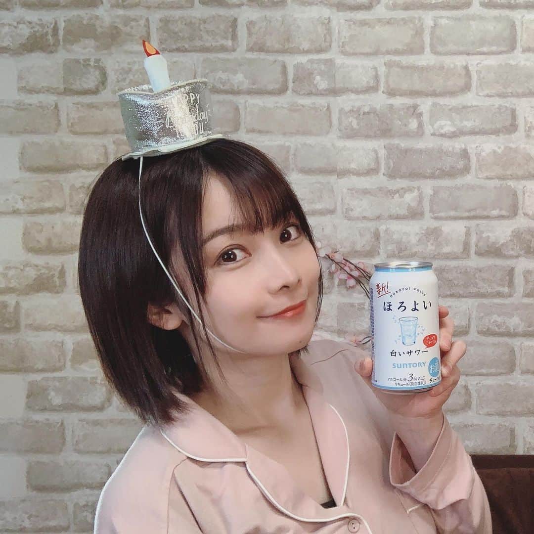 さくまみおのインスタグラム：「カウントダウンは家族と🎂 当日は部員と🥰 翌日はお仕事でサプライズまで していただき(｀；ω；´)ﾌﾞﾜｯ 本当に感謝感謝です🙇🏻‍♀️✨  しかも念願の書籍の予約開始日が 大好きな数字「3」が重なる 33歳のお誕生日になろうとは…😳🎉 人生何が起きるかわからないものだなぁ( _..)_ 挑戦し続けてよかった!!! ありがとうございます🙇🏻‍♀️💓  皆様のおかげで今年も幸せな誕生日を 迎えさせていただいたので 1年かけて恩返し出来るよう 今年も精進して頑張りますᕙ( ˙-˙ )ᕗ✨ レベル33のさくまも どうぞよろしくお願いします☺️🙏🏻💓  #happybirthday #レベル33」