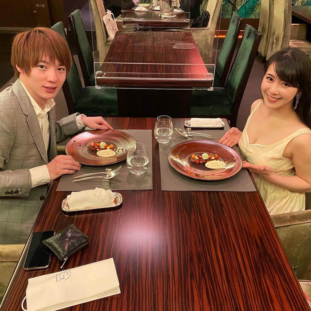 のインスタグラム：「今日は1回目の結婚記念日でした！  コロナで新婚旅行は諦めたけど、、  ずっと泊まりたいと思っていた #ディズニーランドホテル の #シンデレラルーム に泊まることができました🥺💕  今回はパークには行かず、ホテルでのんびり過ごしました😊  ホテル内のレストラン、#カンナ でディナー🍽  ウェディングドレスをオーダーした、 @atelierange_dress のドレスを持っていってセルフ前撮りもしました！！  着付けや撮影も健太くんにかなり動いてもらって助かった😂  結婚式が終わったらお披露目させていただきますね😁  YouTubeライブも沢山の方に来ていただけて嬉しかったです！！ 楽しかったからまた出来たらいいなぁ☺️✨  これこらも夫婦共々よろしくお願い致します🥰  #アプリで撮ったら夫が盛れすぎる件について 🙄  #結婚記念日　#夫婦　#weddinganniversary  #disney #ディズニーランドホテル　#ドレス　#前撮り　#プリンセス　#ディズニーリゾート  #松平健太　#玉木碧 #セントフォース #フリーアナウンサー」