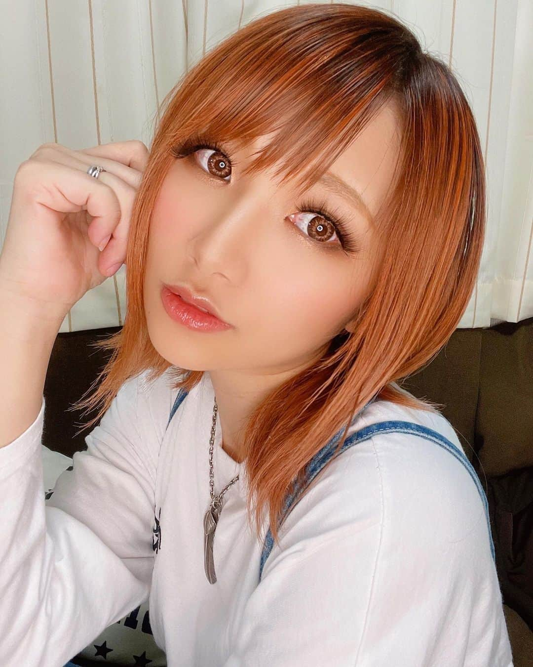 高橋由真さんのインスタグラム写真 - (高橋由真Instagram)「🧡🧡🧡🧡🧡🧡  NEW HAIR🧡 ハイライトからのオレンジブラウン🍊  前回はピンクヴァイオレットを楽しんで 今回はオレンジを楽しむー♡  ピンクにしたかったけど、最近ピンクにしてる人が多いみたいなのでオレンジに🧡  オレンジかわいいー！！！🤤💓 髪もトリートメントで生き返ったー！！  @kaneki_takuya さんありがとうです❤️ いつもほぼお任せ〜🙌💖💖  @hair_ism ではトリートメントキャンペーンやってるよ♡ 詳しくはInstagram見てみてね😋💓  みんなもオレンジやろーーー！！🧡笑  #HAIR #ハイライトカラー #ハイトーンカラー #ボブ #ミディアムボブ #オレンジカラー #オレンジブラウン #バレイヤージュグラデーション #グラデーションカラー #ギャル #派手髪 #プリン対策 #ゆまち #ショートヘア」3月16日 21時33分 - yumachi1021