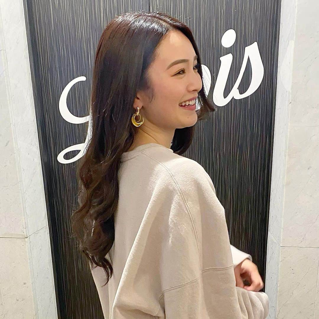 富久美玲のインスタグラム：「_ . エクステ付け直しました！！！ 悩みに悩んだ結果ロング継続中🤣👍 . 今回は暗めにカラーして頂きんか🖤 . #ヘアメンテナンス#ワンレンボブ#モカブラウン#ヘアカラー#ロングヘア#エクステ」