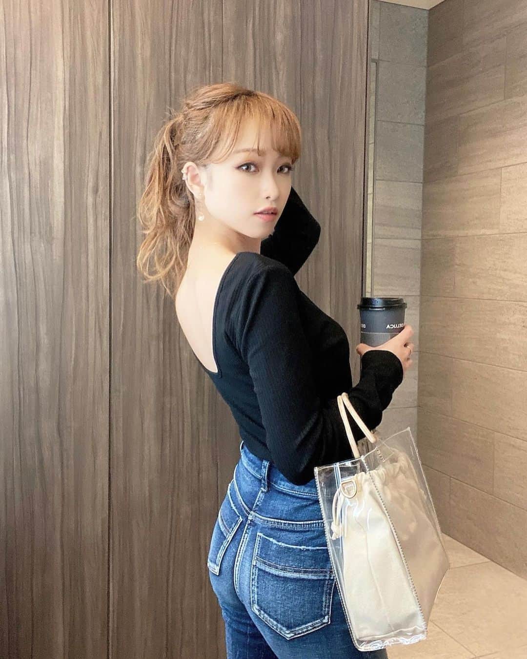 木田絵里香のインスタグラム：「. きゃ💜 ザックリ背中あいてる可愛いトップス❤︎ パット付きだからインナーに困らなーい🙆🏼‍♀️！ . @isana_yamamoto さんproduceさすが可愛い❤︎❤︎ . コーデTOPにまとめておきます🧏🏻 . #fashion#resexxy#coordinate#コーデ#バックオープン#トップス#春コーデ#デニムコーデ#デニム」