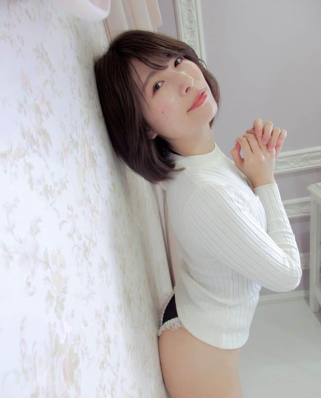 相原みぃのインスタグラム：「ちゃんと服着てくださーいっ🤭  #グラドル #ポートレート #フリーモデル #グラビア #フリーランス #ポートレートモデル #被写体 #撮影会 #写真好きな人と繋がりたい #カメラ好きな人と繋がりたい #くびれ #美脚 #撮影依頼 #仕事依頼 #ミリドル #portrait #shotting #japanesegirl #cute #kawaii #followme #ハイレグ」