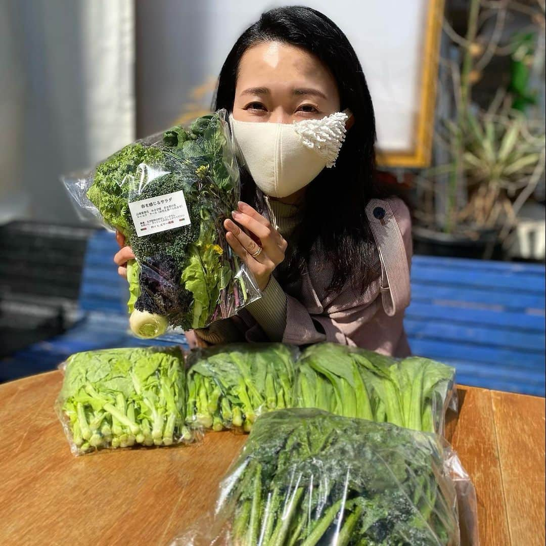 徳重杏奈さんのインスタグラム写真 - (徳重杏奈Instagram)「🥬﻿ もりもりの野菜たち✨ この度 #CSA はじめました。﻿ ﻿ といっても﻿ わたしも最近知った言葉で…🙈﻿ ﻿ CSAとは﻿ Community Supported Agricultureの略称で﻿ 地域支援型農業と呼ばれています。﻿ ﻿ 私たちが生産者さんに代金を前払いして、﻿ 定期的に野菜を受け取る契約を結び﻿ お互いに支え合う農業のこと🤝﻿ ﻿ そして、きょう﻿ 春を感じるサラダセット﻿ ちぢみほうれん草﻿ 小松菜﻿ 小松菜の菜花﻿ 山東菜の菜花﻿ を受けとりました。﻿ ﻿ いつか農園へお手伝いしにいきたいです👩🏻‍🌾﻿ （役に立つかな…）﻿ ﻿ ﻿ ﻿ #Mrsエリー農園 #アナウンサー #徳重杏奈﻿」3月16日 21時56分 - anna.tokushige