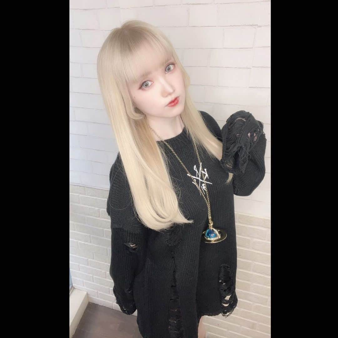 赤木クロのインスタグラム：「エクステつけてブロンドロングにしてもらいました🖤  私の投稿見たって言うと割引あります😈 詳しくは担当してくれた美容師さん　@masaki_ankhcross にDMで❣️ 、 、 、 、 、 、 、 、  #ロアエクステジョーカー　#アンククロス渋谷　#シールエクステ　#ロアエクステ　#ヘアモデル　#グレージュ #パープルカラー #派手髪 #派手髪女子 #anime #animegirl #animejapan #animeworld #japan #japanesegirl #日本  #comic #cos #cosplay #cosplayer #cosplaygirl #cosplayers #コスプレ #コスプレイヤー  #gravure  #일본여자 #코스프레 #그라비아 #角色扮演遊戲」