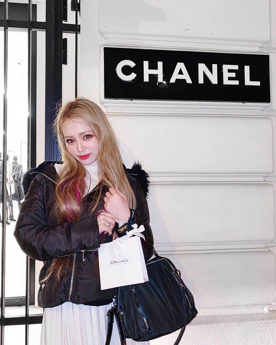 KEIさんのインスタグラム写真 - (KEIInstagram)「去年の今頃♡ 念願のCHANELの本店♡  ココ・シャネルっていう女性が大好きで大好きで、 本も映画も出てる物は全部みたし、 ココ・シャネルの人生を描いたダンスショーも作ったくらい♡ それくらい好きな人が存在した街に行けて もう本当に最高な時間だったなあ。。♡  それにしてもこの頃ギャルだな😂 #CHANEL #COCOCHANEL」3月16日 22時06分 - kei_oktwins