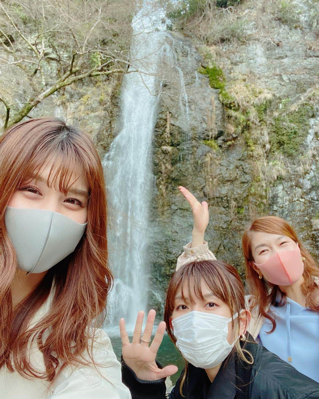 高樹リサさんのインスタグラム写真 - (高樹リサInstagram)「#春の遠足　箕面の滝編 とても良い運動になりました、😂 滝の写真撮るの難しかった( ˊ̱˂˃ˋ̱ )」3月16日 22時06分 - lisalisa_takagi