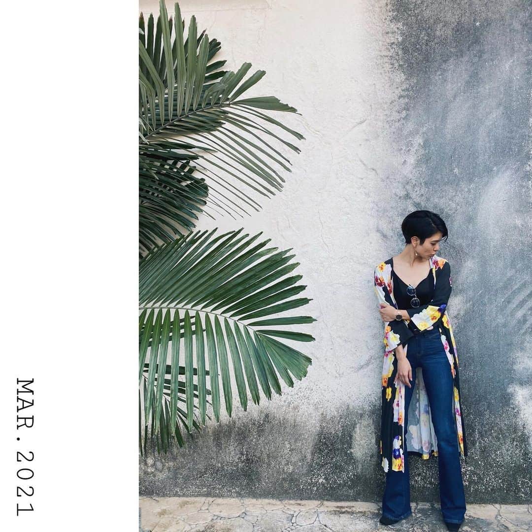 金城優華のインスタグラム：「鮮やかな沖縄に咲く花の ワンピースを羽織に  沖縄のテキスタイルに包まれて  Okinawastyle Bohemian  Onepiece dress(Outer) @taion_textilearts   Denim: @zara   Camisole bodysuit: @ZARA   #ootd  #okinawa #okinawan #bohemian  #ママ #モデル #コーデ  #カジュアル  #ワンピース  #春 #デニムコーデ  #金城の服事情」