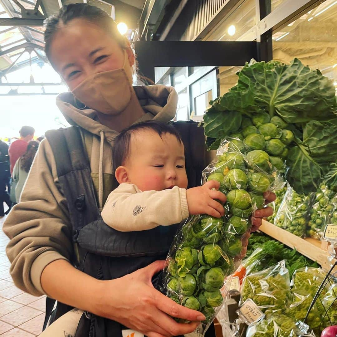 澤田泉美さんのインスタグラム写真 - (澤田泉美Instagram)「大きな芽キャベツ🥬 ソテーにするだけで、とっても美味しいのです🥰 子ども達のおやつにしたりもするよ❤️❤️❤️  とかいいながら、自分がアペロするためだったりするんだが🤣🤣🤣  子ども達に、育ったままの形で収穫された野菜を見せられるのは、何より有難いこと！  最後の写真は、とうもろこしを乾燥させたもの🌽 今度、ポップコーンを作ってみるよ〜🍿💥 息子がとっても喜んでいた〜🥰🥰🥰  #芽キャベツ #マルシェ #美味しい#野菜 #今日の収穫 #三児の母」3月16日 22時23分 - izumi.sawada