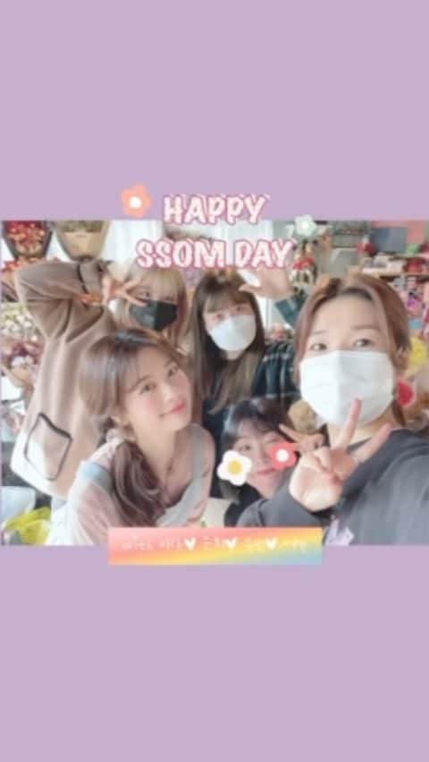 チョン・ソミンのインスタグラム：「부족한 내 곁에서 늘 고생만 많은 우리 팀. 미안하고 고마워요🙏🏻 해준 것도 없는데 이렇게 크게 받기만 하는 것 같아 또 미안하고 고맙네.. 꼬물꼬물 녹음하고 영상만들었을걸 생각하면 어찌나 사랑스러운지😌 영상보다 눈물이 찔끔찔끔나오는데 너무 주책같아서 꾸역꾸역 다시 집어넣었지뭐야..🙄 잊지못할 소중하고 행복한 기억 만들어줘서 정말 고마워요. 월간집 촬영 내내 너희들은 빛이었어✨나랑 같이 일해줘서 고맙습니다. 추신)음원내주세요🌝」