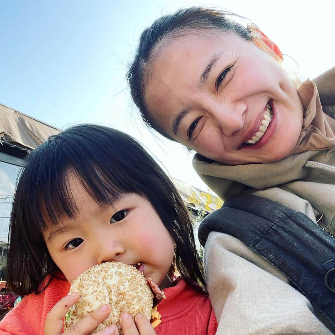 澤田泉美さんのインスタグラム写真 - (澤田泉美Instagram)「天気良し！☀️ 朝から庭仕事してすっきり！  その後、旦那さんから、あっち向いてホイで午後の予定を決めるという最高におバカな提案があり😂 行き当たりばったりなのに、すべての流れがうまくいき楽しい一日になった日🤣🤣🤣 流れが悪いと絶対に険悪になるやつね🤣笑  #楽しい一日になった #よかったよかった #家族時間 #行き当たりばったり #三児の母」3月16日 22時16分 - izumi.sawada