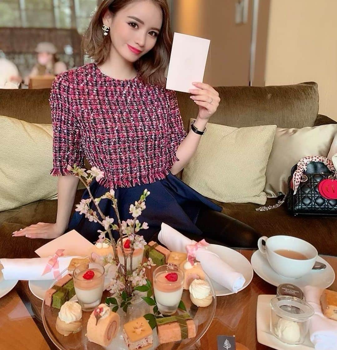 姫奈のインスタグラム：「. . @fskyoto  で桜のAfternoon tea 🌸 可愛い上に美味しすぎて完食😌💪💕 . お花見の季節になったら ピクニックとかいきたいなぁ🥰🌸🍡 . . . #kyoto #fourseasonshotel #afternoontea」