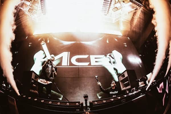 DJ ACEのインスタグラム：「🇰🇷﻿ 旅も楽曲も振り返って来たので、特に印象的だった海外ツアーをスローバックしていきます！﻿ ﻿ 🕙2016年﻿ 🌐韓国・ソウル｜Seoul・Korea﻿ 📍オクタゴン｜Octagon﻿ ﻿ 当時は、世界トップ5のクラブとしてアジアNo.1だったこのクラブの5周年というメモリアルパーティーにVINAI、JUICY Mらと共にヘッドライナーとしてラインナップ！﻿ 海外の4〜5000人級のビッグクラブはこれが初だったので俺にとって印象的なツアー。﻿ ライブのダイジェストはYouTubeのACE1(音楽)チャンネルに！このイベントに出演するまでの経緯、ストーリーにも色々あってそれはACE1TV内で！﻿ ﻿ #ACE1 #ACE1DJLIFE﻿」