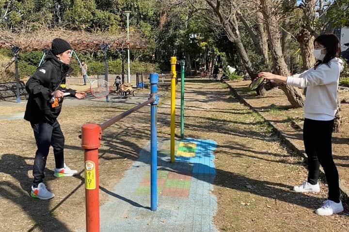 増嶋竜也のインスタグラム：「増嶋家では鉄棒バドミントンが流行ってます　  #増嶋家の休日 #公園でバドミントン #鉄棒でバドミントン #テツバド #妻はやっぱり強かった #おしっこのタイミングが終了の合図 #コロナに負けるな」