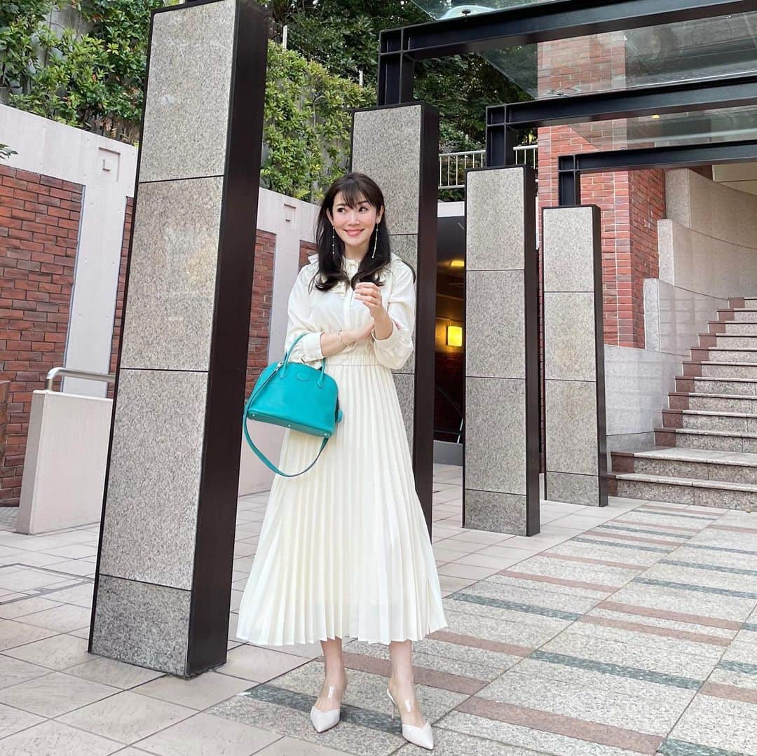 のインスタグラム：「・ ・ いよいよ発売･:*+. プリーツワンピース♡ ・ フリル襟は取り外しが可能で 首元をシンプルにするとがらりと印象を変えられます。 （⏩3枚目） ・ 一枚でコーデが完成するワンピースは強い味方です❤︎･:*+ ・ onepiece→#lialapg shoes→#zara bag→#hermes ・ #coordinate #outfit #ootd #look #style #fashion #wardrobe #instagood #instafashion #コーディネート #ファッション #ママコーデ #ママコーディネート #ママファッション」