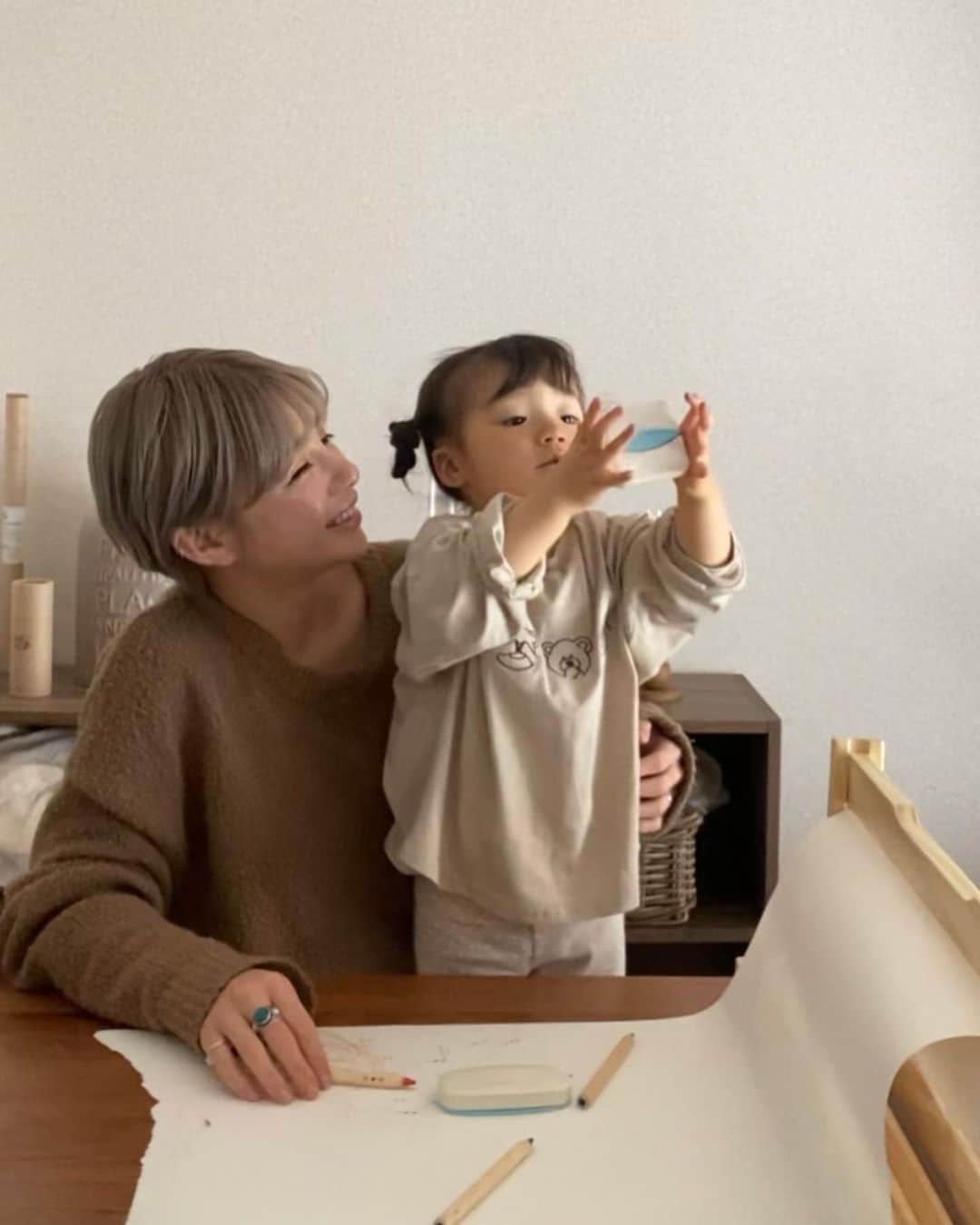 長谷川あやのインスタグラム：「🟤🟤🟤#おむつポン#おなまえスタンプ#シャチハタ#シヤチハタで簡単ラクラク#pr @shachihata_official ・ ・ ・ 娘と遊んでいるかと見せかけて 娘の持ち物にお名前を、、、😏✌️ ・ いままでこの作業って 地味に大変だったのですが今回使った 【おなまえスタンプ】と【おむつポン】のおかげで あっと言う間に完了しました✨ ・ 水ににじまず乾きがはやいので 子供と一緒に作業してても 滲みにくいし汚れにくい✌️ おむつ以外にもおもちゃや洋服や 文房具にも使えるのも嬉しい😆‼️ ・ 文字ゴム印は繰り返し使用できるし 大文字と小文字があるので 持ち物に合わせて使い分けることも✨ ・ 我が家が本格的に使うことになるのは 来年からになるかと思いますが 娘もちょっとした お手伝い感覚で楽しそうでした😌💓」
