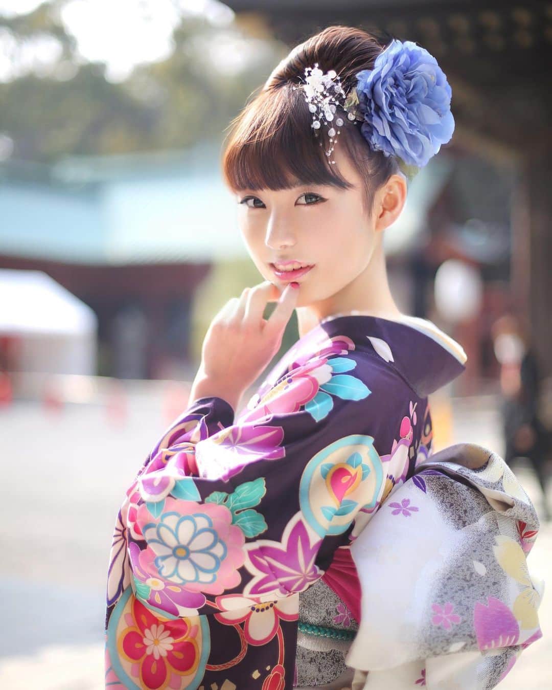 舘林佳史のインスタグラム：「成人式の前撮り受け付け中💗  春がオススメです^ ^✨  やっぱり着物は絵になりますね🥰❣️   ༚┈❁┈༚༝༝༚┈❁┈༚༝༝༚┈❁┈༚༝༝༚┈❁┈ ༚༝༝༚┈❁┈ .﻿ ﻿ 誰でも物語の主人公になれる﻿ ﻿ をキャッチコピーに‼︎﻿ ﻿ ドラマや映画の物語のワンシーンの様な📽﻿ ﻿ ✨DramaticStoryPhot✨﻿ ﻿ と言う名前で活動作品作りをしています☘️﻿ ﻿ 大好評のドラマティックフォトのご依頼はこのクオリティーで！﻿ ﻿ 30000円〜(ほぼ諸経費)✨﻿ ﻿ で受け賜わっています)^o^( ．﻿ 素敵な作品を一緒に作りたい！﻿ ﻿ コラボレーションしたい 美容師さん💕﻿ ﻿ メイクアップアーティストさん 💕﻿ ﻿ 服飾デザイナーさん💕﻿ ﻿ クリエイターさんも随時募集中です✨﻿ ﻿ お姫様になりたい👸﻿ 物語の主人公になってみませんか^ ^⁉︎﻿ ﻿ たった一枚の写真で人生が変わる☘️﻿ ﻿ ﻿ 作品作り体験モデルに興味がある方 😊﻿ ﻿ ◎ドラマティックフォト依頼 ◎撮影依頼﻿ ◎体験モデル募集﻿ ﻿ ①お名前﻿ ②地域﻿ ③年齢﻿ ④身長﻿ ⑤LINE ID﻿ ⑥応募理由やお問い合わせ内容﻿ ⑦最近の髪型スタイルの分かる写真をDMまたはメール下さい✨📩﻿ ﻿ ﻿ ༚┈❁┈༚༝༝༚┈❁┈༚༝༝༚┈❁┈༚༝༝༚┈❁┈ ༚༝༝༚┈❁┈ . ．﻿ #成人式﻿ #成人式前撮り﻿ #振袖﻿ #浅間神社﻿ #成人式ヘア ﻿ #成人おめでとうございます  #振袖ヘアアレンジ  #ドラマティックストーリーフォト﻿ #インスタ映え﻿ #作品作り ﻿ #撮影依頼﻿ #シューティング﻿ #撮影依頼募集中 ﻿ #ファインダー越しの私の世界﻿ #写真を撮るのが好きな人と繋がりたい﻿ #ストロビスト﻿ #ポートレート﻿ #ポートレートモデル﻿ #モデル募集﻿ #被写体﻿ #ロケーションフォト」