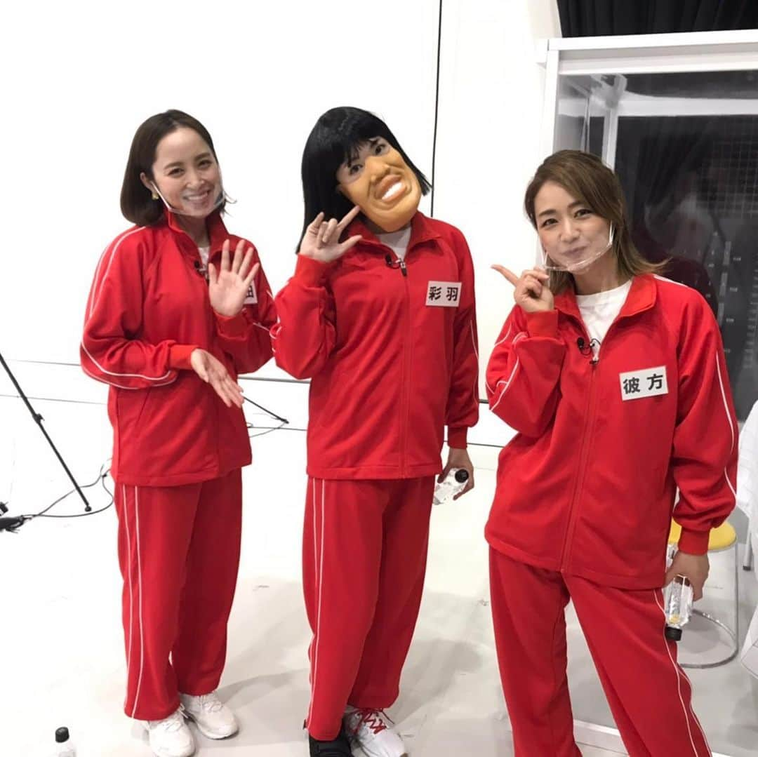 彼方茜香さんのインスタグラム写真 - (彼方茜香Instagram)「赤ジャージズ♥ 3人で写真撮ったけど。。。 彩羽ちゃんの罰ゲームの変顔マスクで撮った写真しかない(笑) ジャージにも臭豆腐の臭いが付いたので体中にファブリーズ(笑) #彩羽真矢 ちゃん #武田訓佳  ちゃん #彼方茜香  #すまたんzip」3月17日 8時37分 - serikaochikata