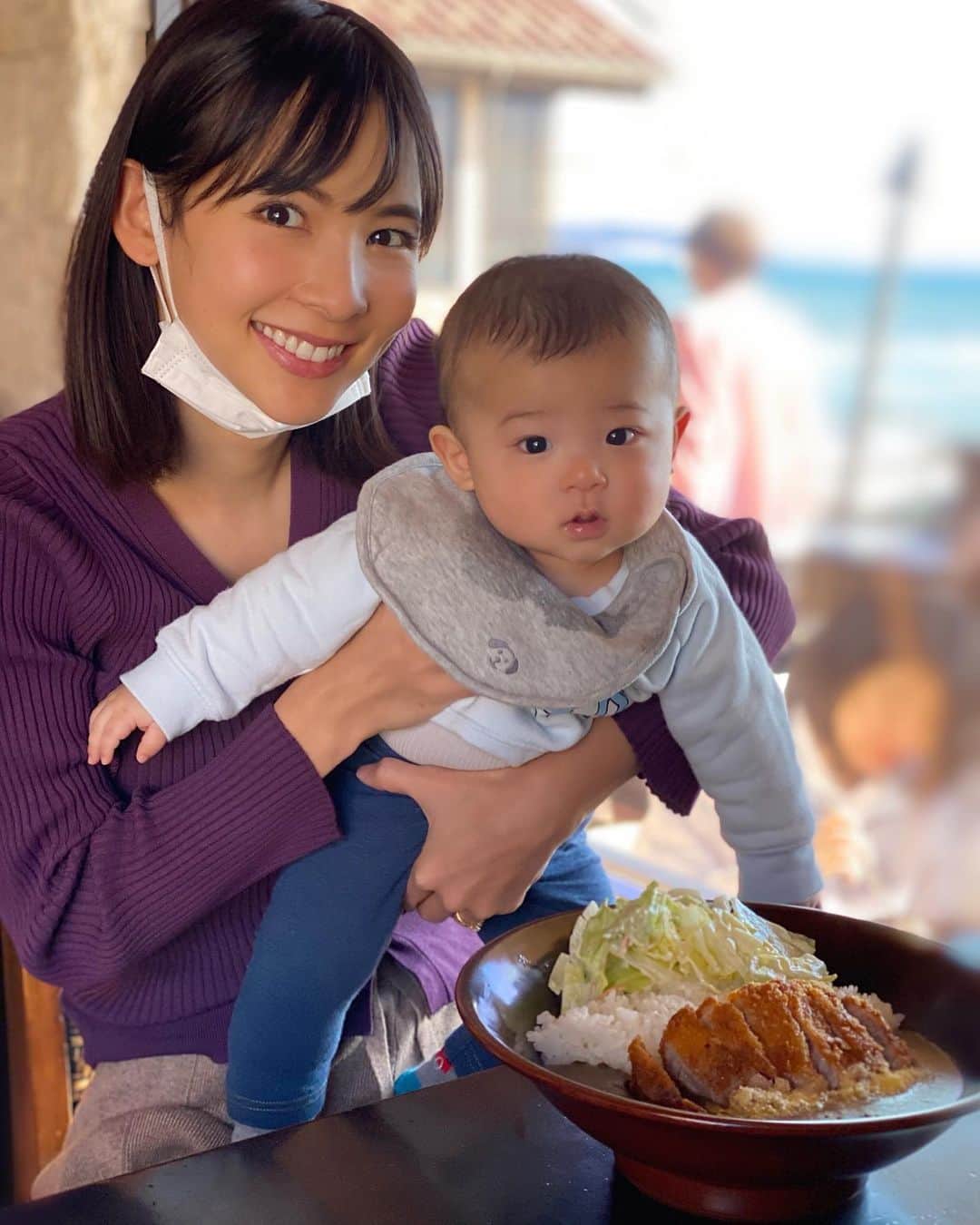 阪本智子さんのインスタグラム写真 - (阪本智子Instagram)「🍛♡ 少し前の写真✨ #珊瑚礁 のカレー美味しかったなぁ💕 ・ まだ碧くんの髪の毛が薄い😂 この頃からすでに食に興味津々でした🤤💙 いつかママがとびきり美味しい カレーを作ってあげよう🍛♬ ＊ #shichirigahama #kamakura #boybaby #boymama #七里ヶ浜 #鎌倉グルメ #子連れランチ #海のある生活 #男の子ベビー #男の子ママ #阪本智子」3月17日 8時45分 - tomoko_sakamoto423