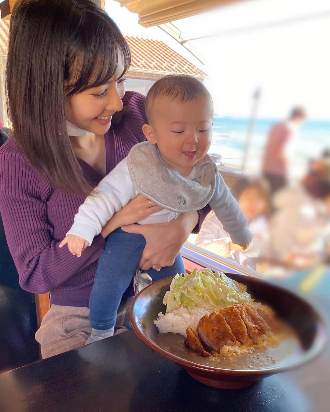 阪本智子さんのインスタグラム写真 - (阪本智子Instagram)「🍛♡ 少し前の写真✨ #珊瑚礁 のカレー美味しかったなぁ💕 ・ まだ碧くんの髪の毛が薄い😂 この頃からすでに食に興味津々でした🤤💙 いつかママがとびきり美味しい カレーを作ってあげよう🍛♬ ＊ #shichirigahama #kamakura #boybaby #boymama #七里ヶ浜 #鎌倉グルメ #子連れランチ #海のある生活 #男の子ベビー #男の子ママ #阪本智子」3月17日 8時45分 - tomoko_sakamoto423