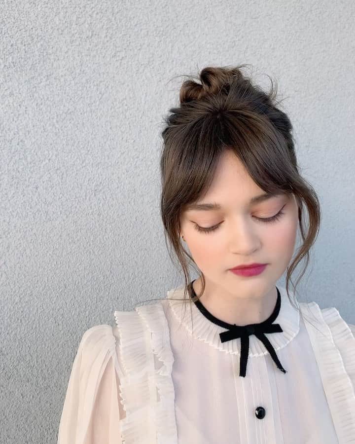 マラ・ロザックのインスタグラム：「💋#CiaraBravo easiest up-do. Flash back to a few weeks ago. Who is ready for a date & a glass of wine OUT with this hair🙋‍♀️」