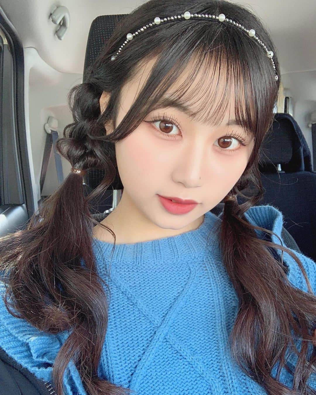 宮丸くるみのインスタグラム：「🧚💙  ・ ・ ・  #リリバリ #lilyofthevalley #アイドル #idol #黒髪 #ぱっつん前髪 #シースルー前髪 #みつあみアレンジ #巻き髪 #ヘアアレンジ #ロングヘア #カチューシャ #jouetie #18歳」