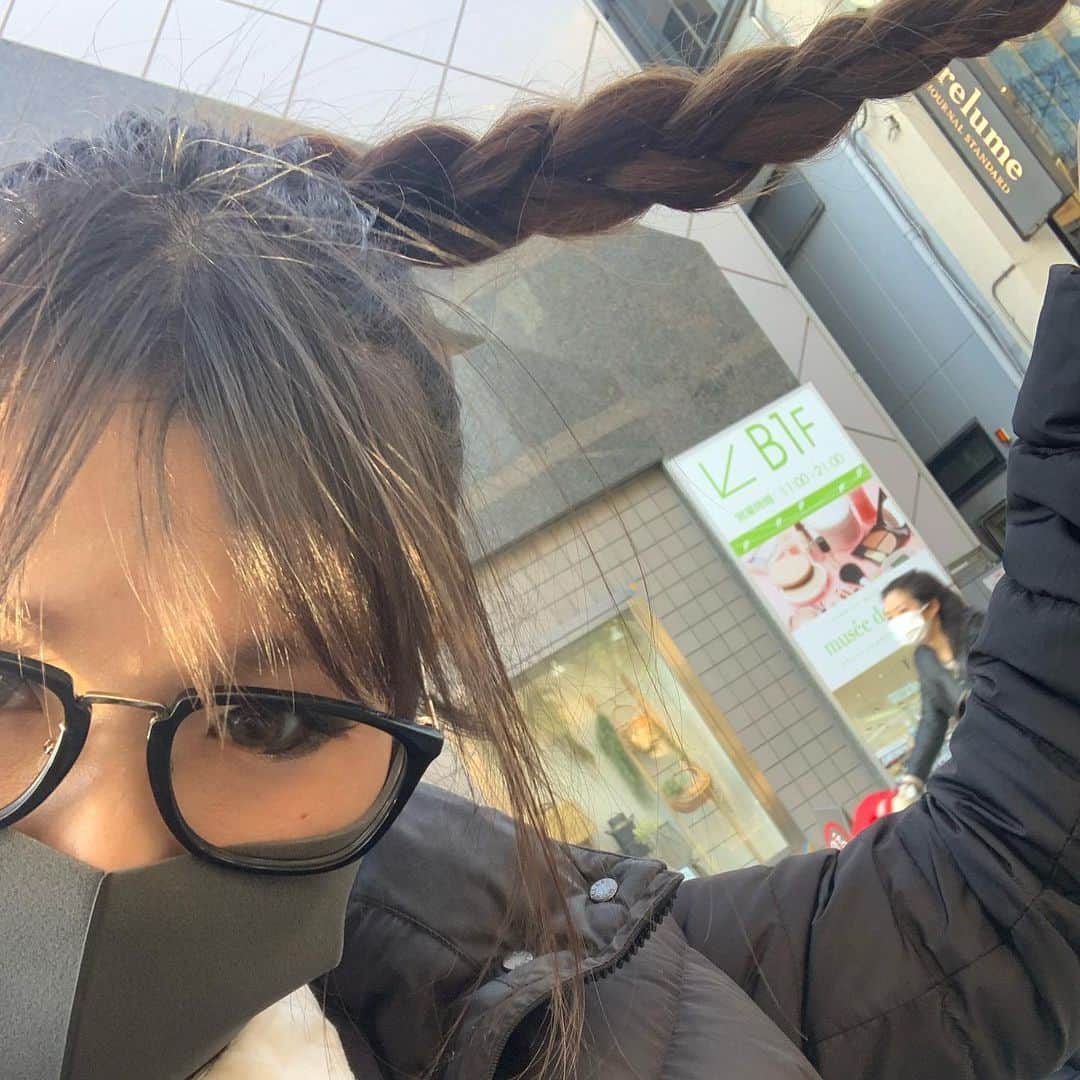 ギャル曽根のインスタグラム：「なんと！自分で三つ編みができるようになりました😂✨ やってみたら意外とできました👏🏻✨ 子供の髪の毛でやってるからかなぁ。 #早く花粉の季節終わって欲しい🙏🏻」