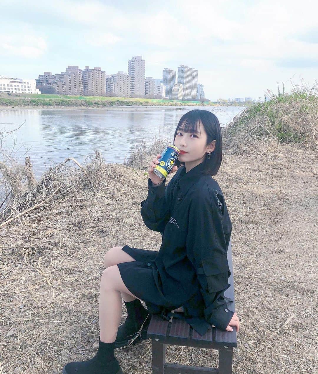 白釈迦遺さんのインスタグラム写真 - (白釈迦遺Instagram)「. 多摩川で檸檬堂飲む会 会長、白坂有以。」3月17日 2時29分 - shaka_yui